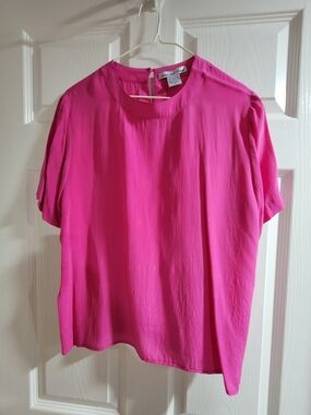 Vibrant Anna and Frank blouse. 100% silk, super soft and comfy. Hot pink color,